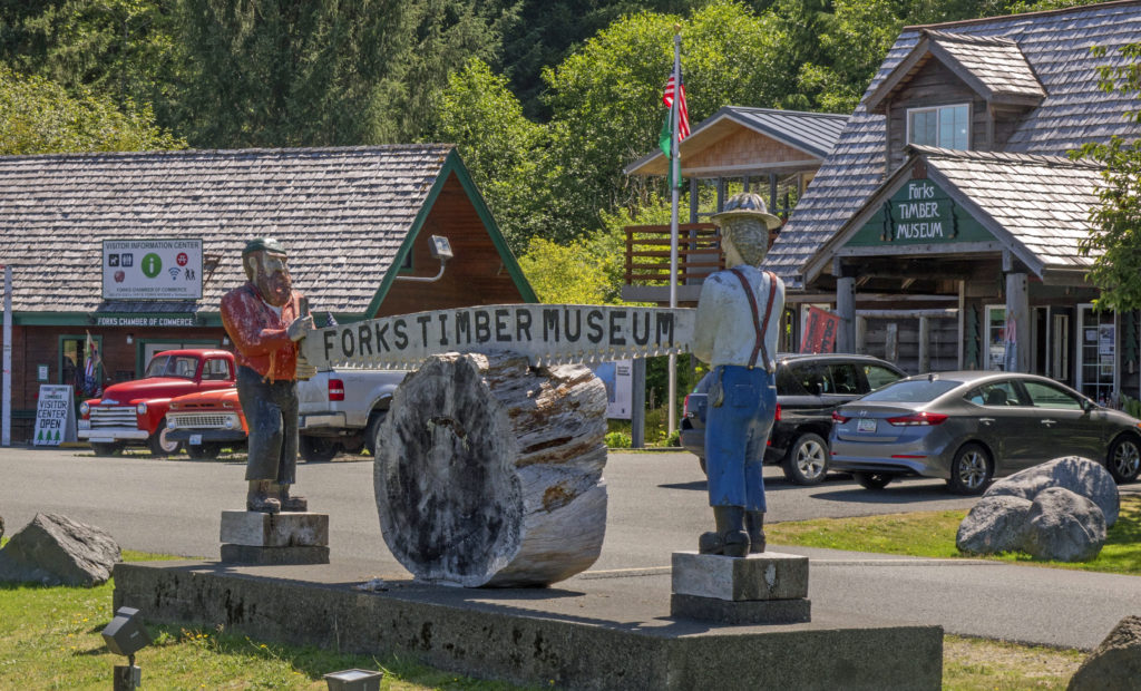 A statue of loggers at Forks Timber Museum