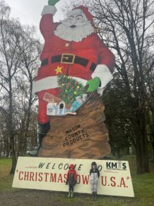 photo of giant santa sculpture in Shelton, WA