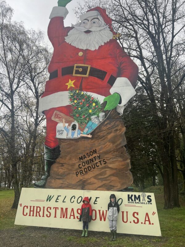 photo of giant santa sculpture in Shelton, WA